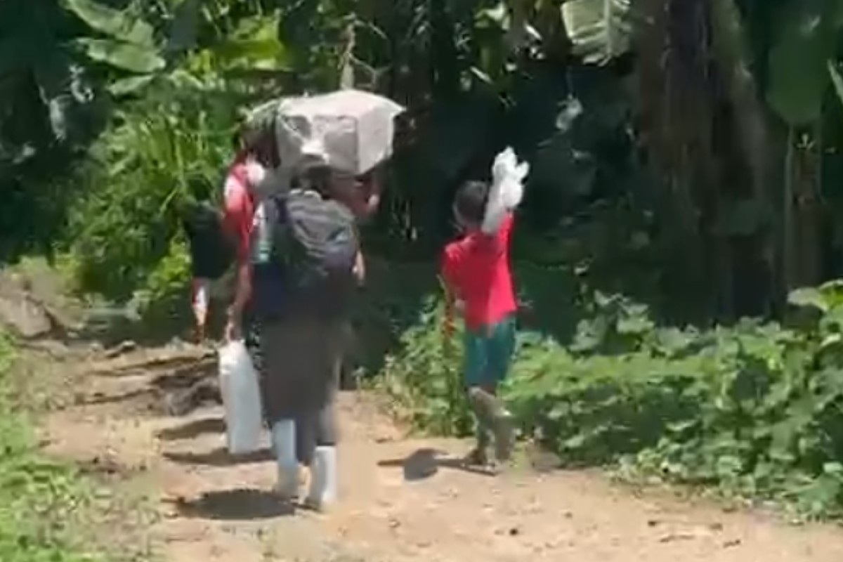VÍDEO: em meio à seca, urnas eletrônicas são transportadas a pé por trilha na mata em Tabatinga