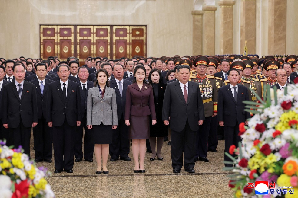 O líder norte-coreano Kim Jong Un, sua esposa Ri Sol Ju e sua filha Kim Ju Ae visitam o Palácio do Sol de Kumsusan para celebrar o Ano Novo, em Pyongyang, Coreia do Norte — Foto: Agência Central de Notícias da Coreia (KCNA) via Reuters