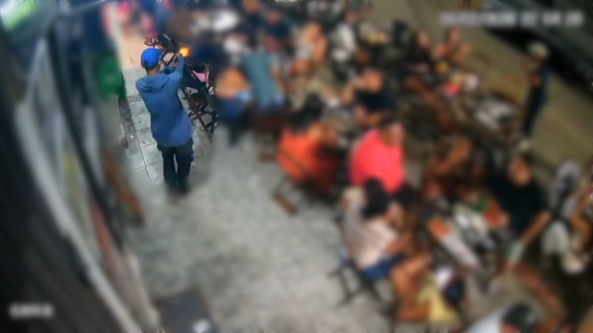 Homem é morto com tiro na nuca em bar lotado na Serra e mulher fica ferida; câmeras registraram crime