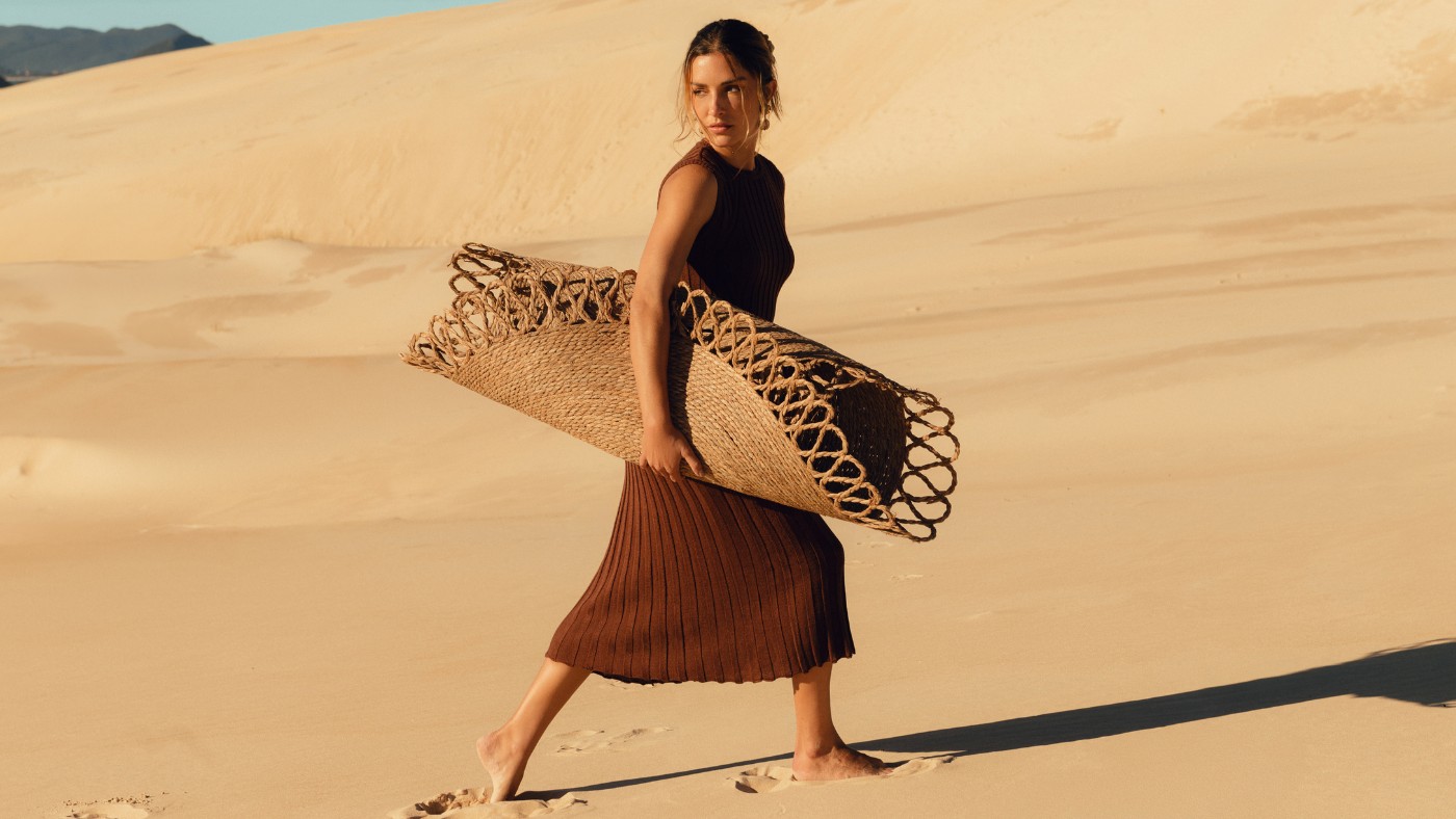 Slip dress sem erro: inspirações para incorporar a peça em diferentes estilos
