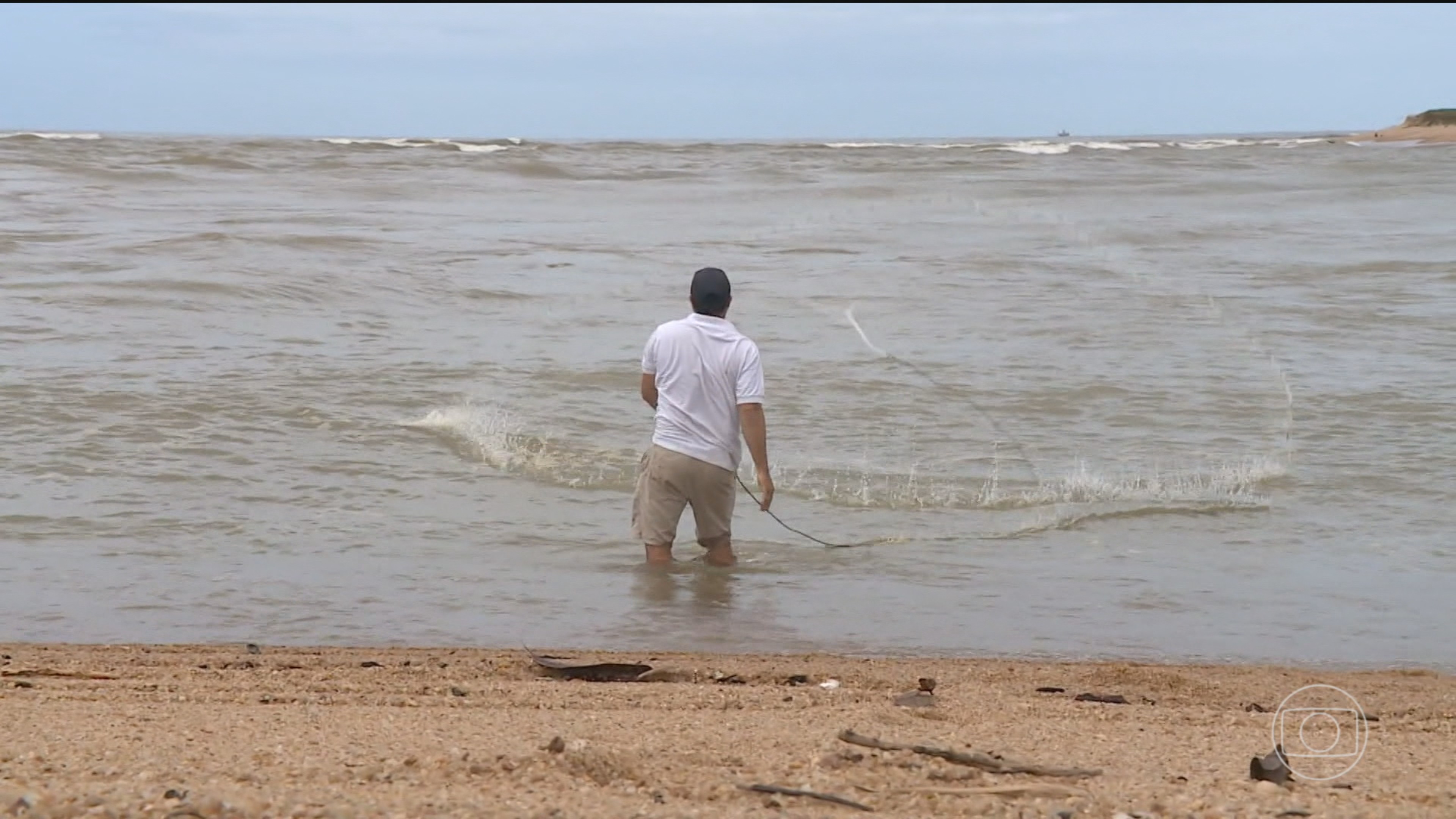 Quase 11 anos depois do rompimento da barragem de Mariana, pescadores retomam atividades na foz do Rio Doce