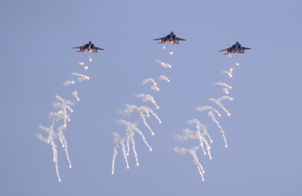 Caças sul-coreanos F-15K disparam sinalizadores durante exercícios militar conjunto com os EUA em Puncheon, na Coreia do Sul, em 6 de março de 2025. — Foto: Yonhap via AP
