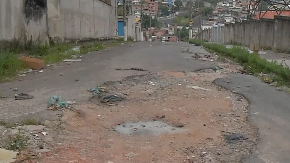 G1 - Buracos atrapalham fluxo de carros em estrada de Sabaúna, em Mogi -  notícias em Mogi das Cruzes e Suzano