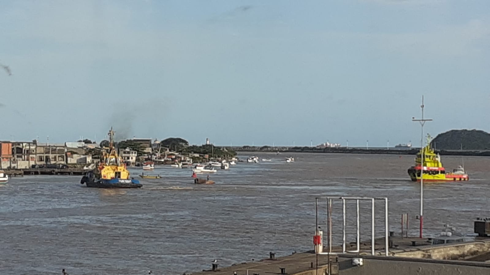 Canal de acesso aos portos de Itajaí e Navegantes é fechado após acidente com barco de pesca