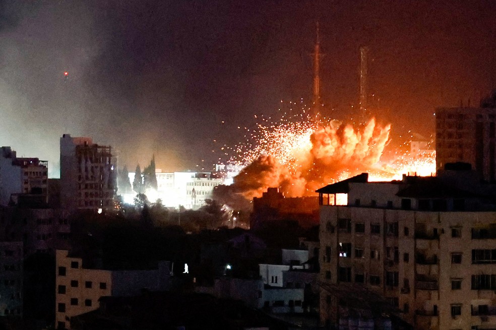 Prédios em Gaza foram bombardeados por forças de Israel nesta segunda (9) — Foto: Mohammed Salem/Reuters