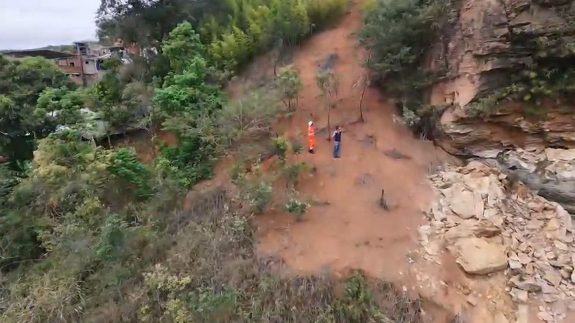 Moradores de quatro imóveis deixam casas após queda de rochas em Bela Vista de Minas; VÍDEO
