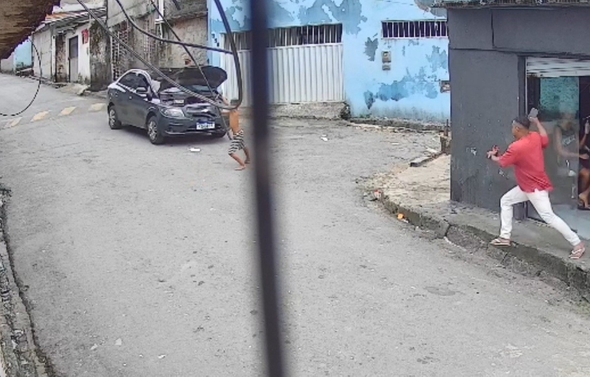 Carro cai de ladeira e criança escapa por pouco de atropelamento após motorista esquecer freio de mão; VÍDEO