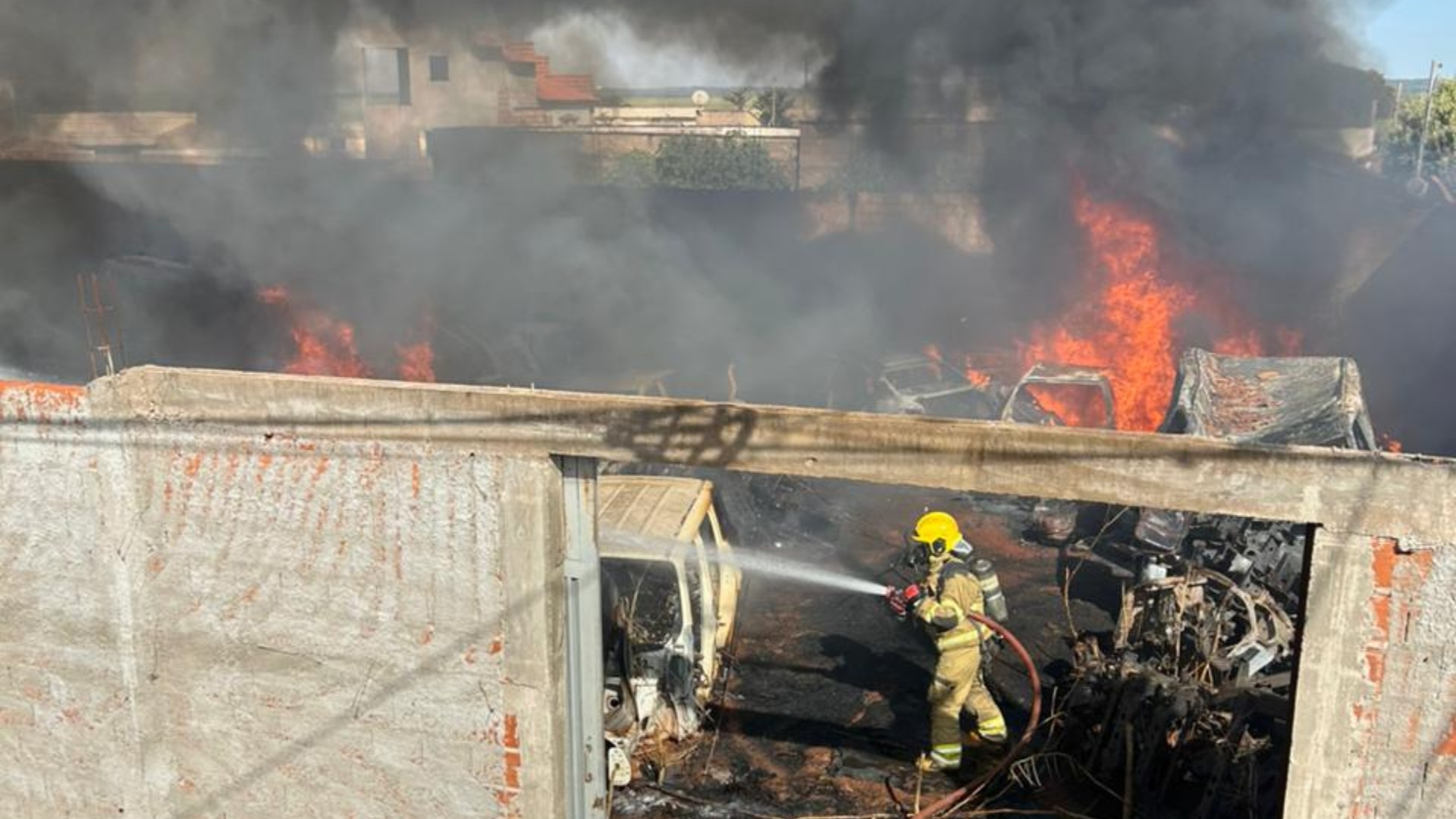 VÍDEO: ferro-velho pega fogo em Ituiutaba