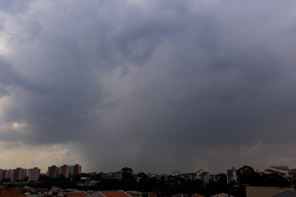 Áreas de chuva provocadas pelo calor e pela alta umidade do ar continuam atuando com forte intensidade na cidade. Há registro de chuva forte nas zonas Norte e Oeste da capital paulista. Na foto, é possível ver a chuva se aproximando da Zona Oeste da cidade SP — Foto: ALOISIO MAURICIO/FOTOARENA/ESTADÃO CONTEÚDO