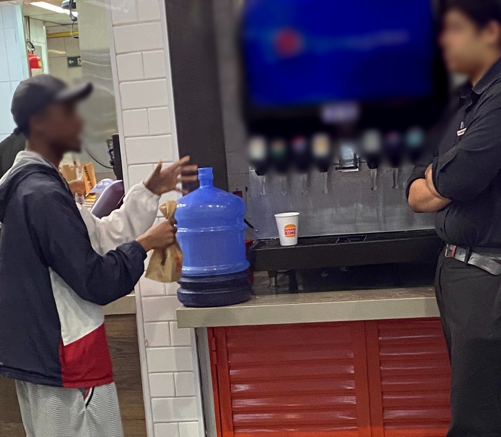 Cliente levou galão de 20 litros a unidade fast food em Itapevi — Foto: Arquivo pessoal