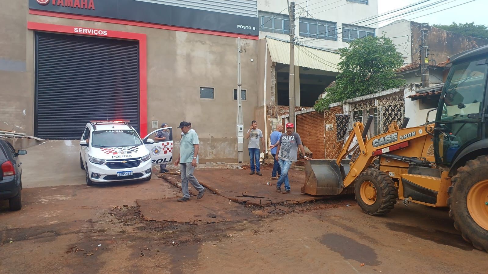 Chuva forte em São Carlos causa alagamentos, queda de muro e morte de cachorro; VÍDEO