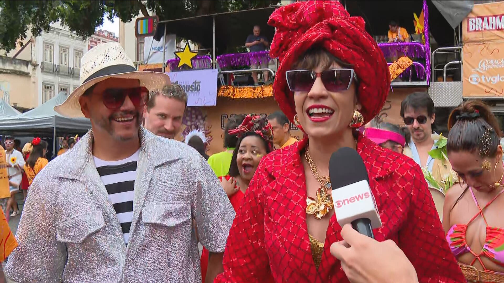 Blocos Fogo e Paixão e Suvaco de Cristo levam multidão para as ruas do Rio