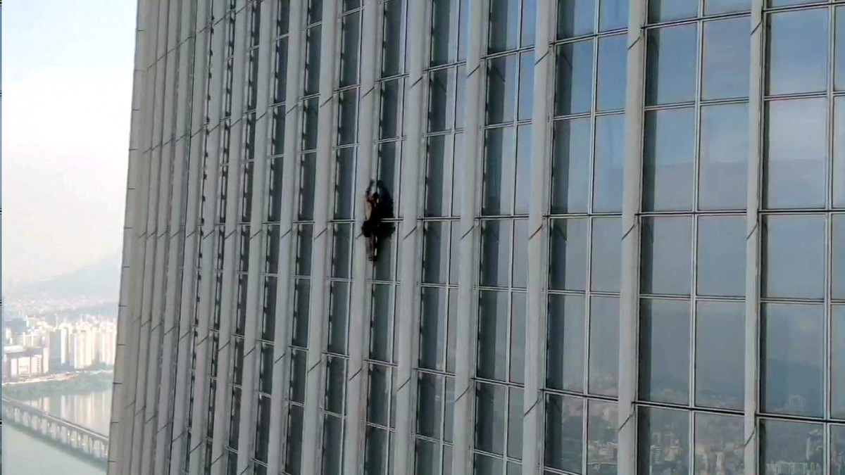 A man has been arrested for climbing the fifth tallest building in the world, in South Korea;  see photo |  world