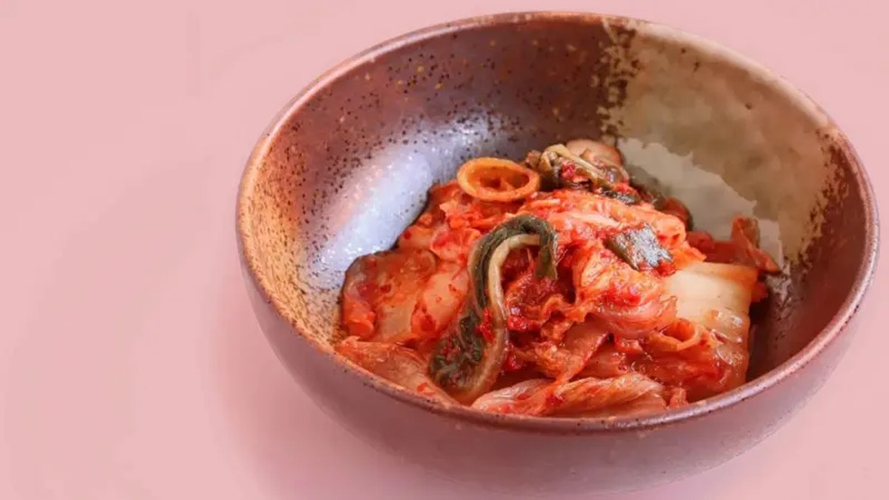 Muitos alimentos fermentados, como o kimchi, contm bactrias probiticas vivas  Foto: Getty Images via BBC