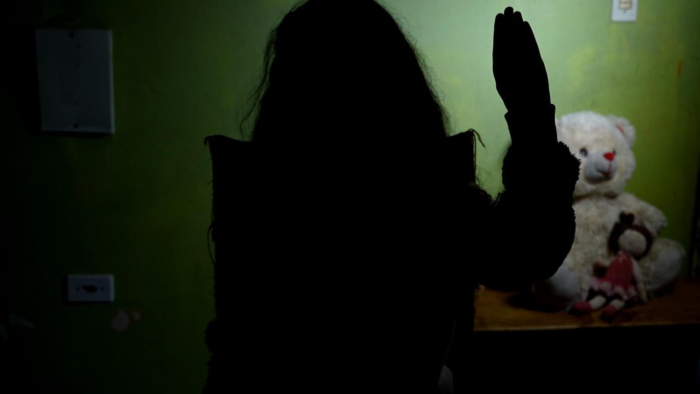 Criança faz sinal universal de pedido de socorro e homem é preso por tentativa de estupro de vulnerável, em Curitiba — Foto: RPC