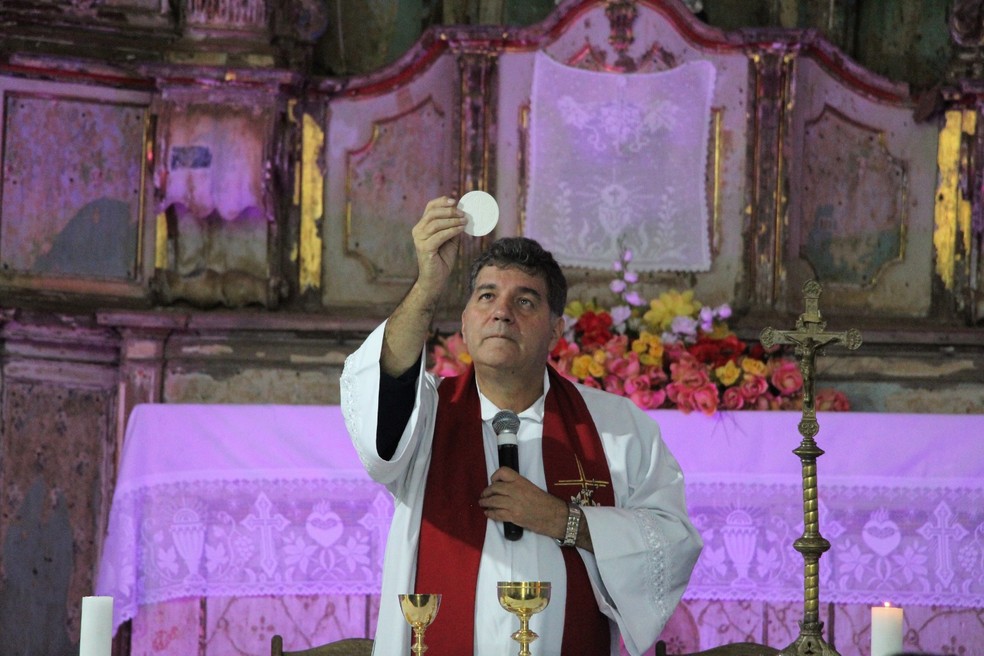 Padre Marcelo Moreira Santiago, responsável religioso pela comunidade de Bento Rodrigues — Foto: Maria Luísa Sousa