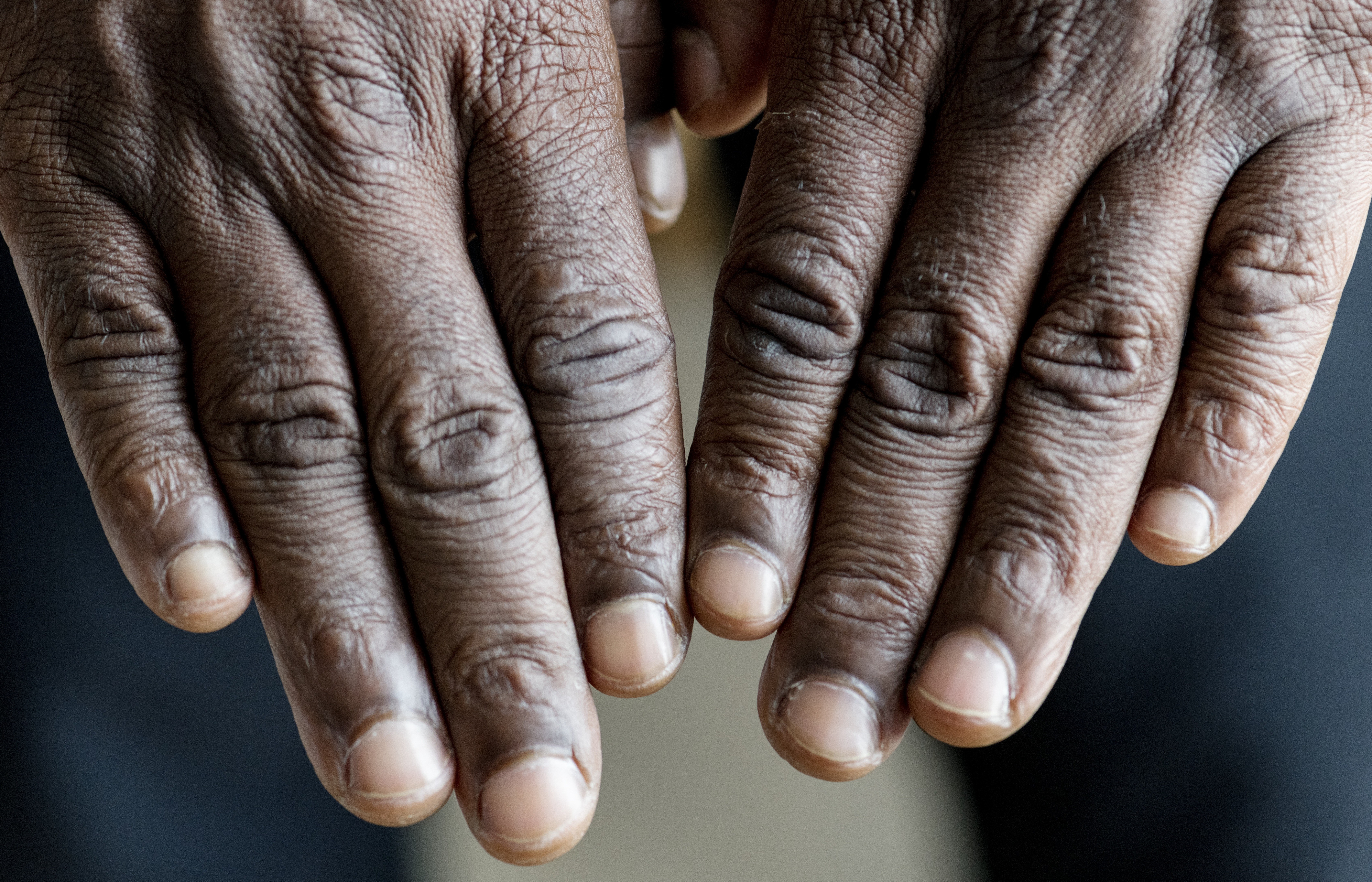 Filho é condenado por injúria racial e ameaça contra mãe idosa em MG