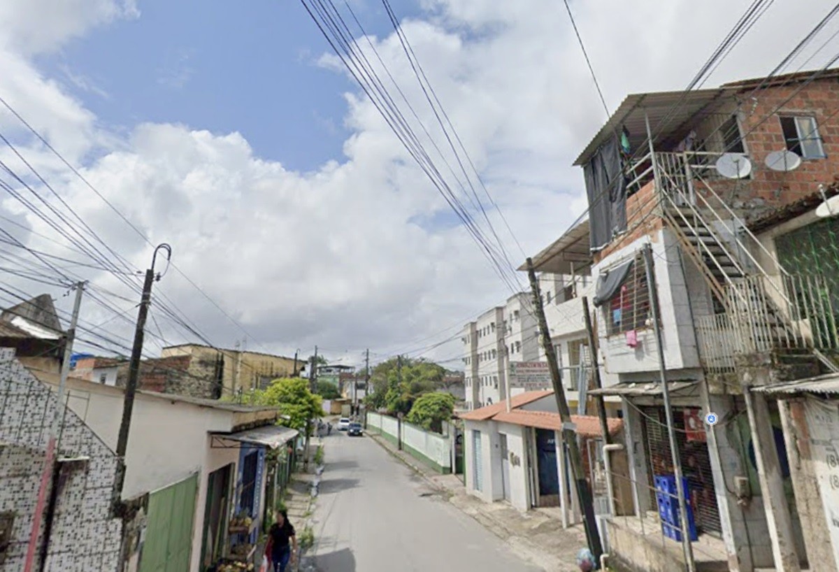 Caminhão mata idosa atropelada e bate em van no Grande Recife