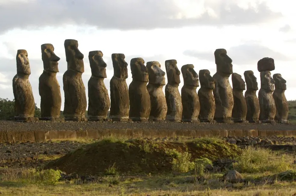 Há aproximadamente 1.000 estátuas na ilha em vários estágios de finalização — Foto: Getty Images/BBC
