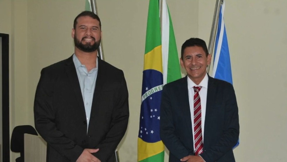 Prefeito Léo de Doquinha (PSD), à esquerda na imagem sem gravata, e o vice-prefeito João Eudes (PT), de São Miguel do Gostoso — Foto: Inter TV Cabugi/Reprodução