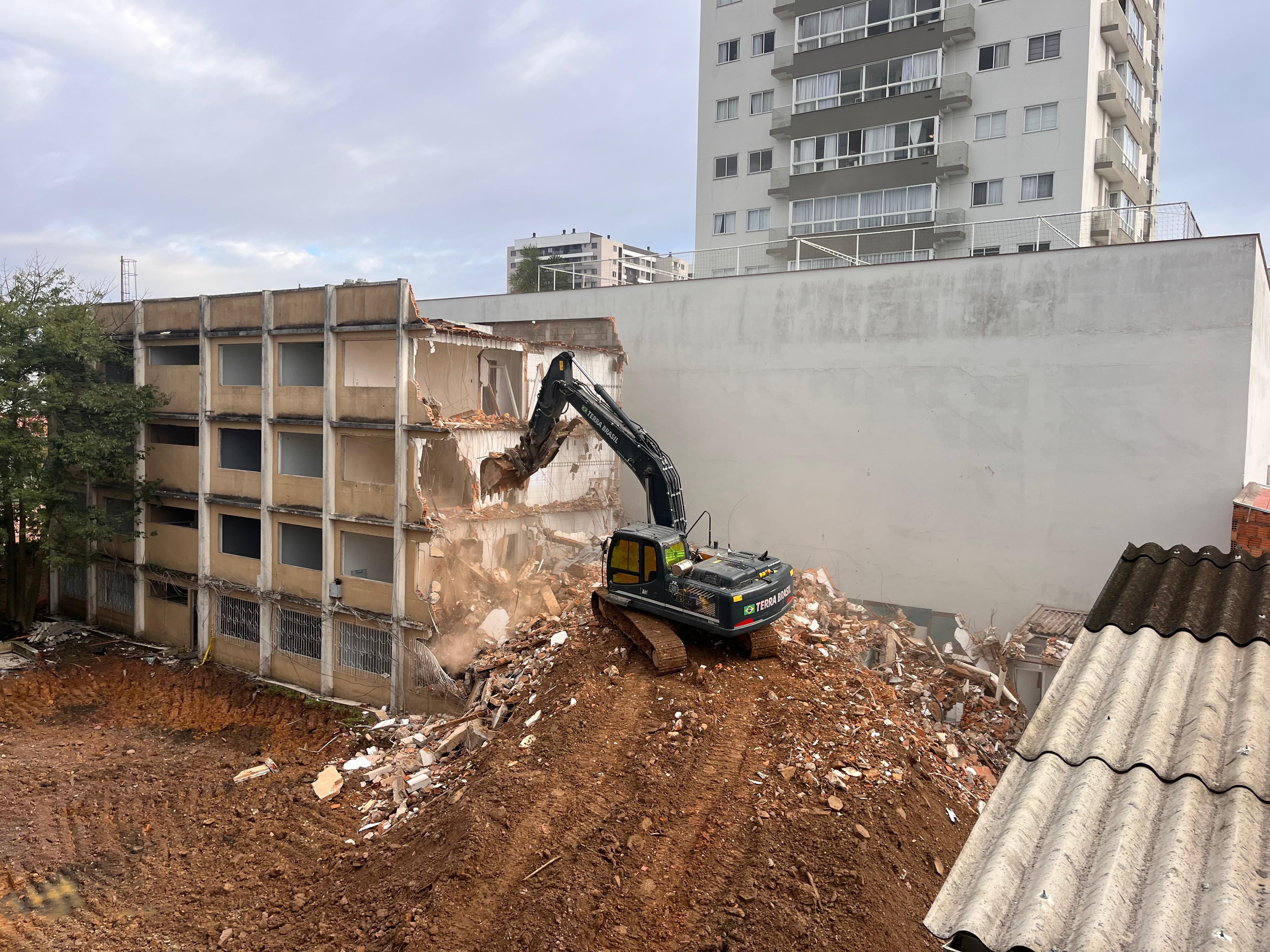 Prédio que afundou 40 cm e deixou feridos em Itajaí (SC) começa a ser demolido; VÍDEO