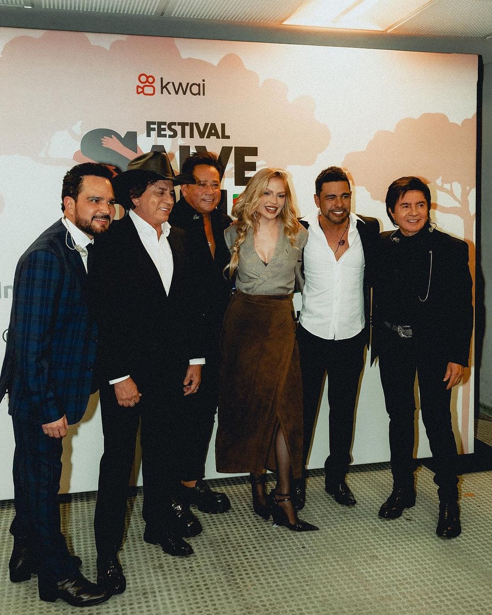 Nos bastidores, Luísa Sonza entre Luciano, Chitãozinho, Leonardo, Zezé Di Camargo e Xororó — Foto: Marcos Hermes/Divulgação
