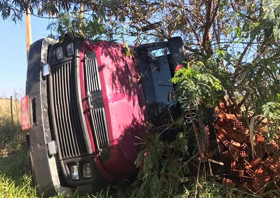 Caminhão tombou em Adamantina (SP) na tarde deste sábado (1º) — Foto: Diego Fernandes/Folha Regional