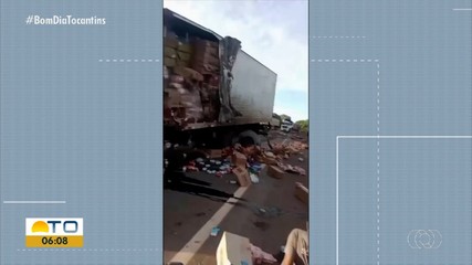 Acidente entre dois caminhões deixa pista interditada na BR-153