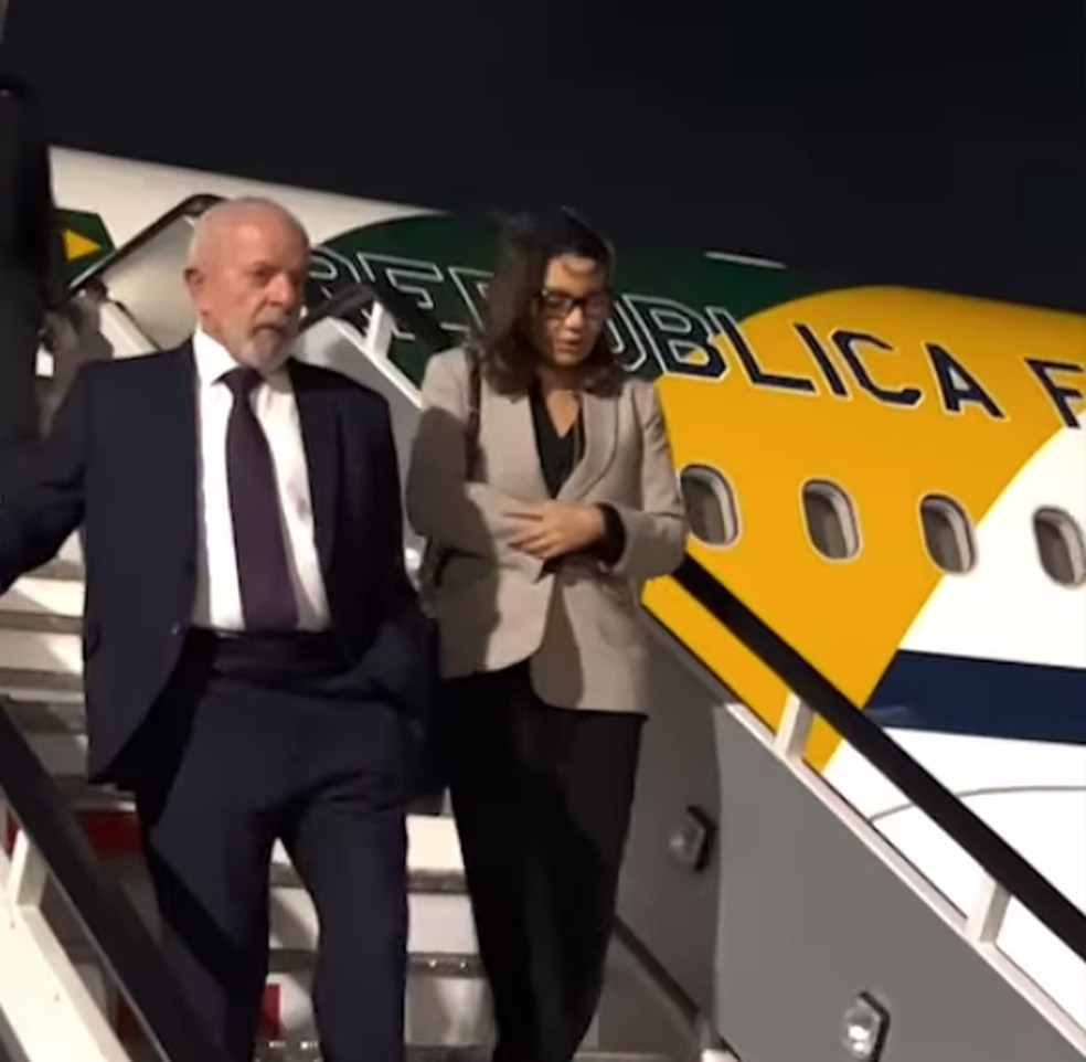 Lula e Janja descem de avião presidencial na Cidade do México, após problema técnico — Foto: PR/Divulgação
