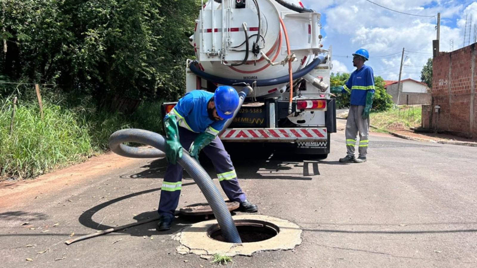 Lixo e água de chuva na rede de esgoto aumentam risco de sobrecarga