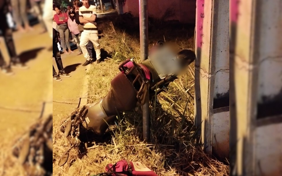 Moto destruída após bater contra poste em Caldas Novas — Foto: Divulgação/Corpo de Bombeiros 