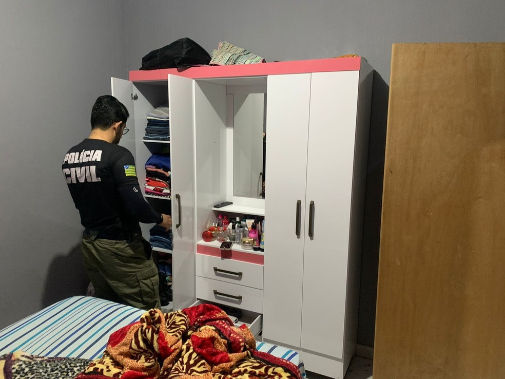 Policial civil cumprindo mandado de busca e apreensão em Uruana — Foto: Divulgação/Polícia Civil