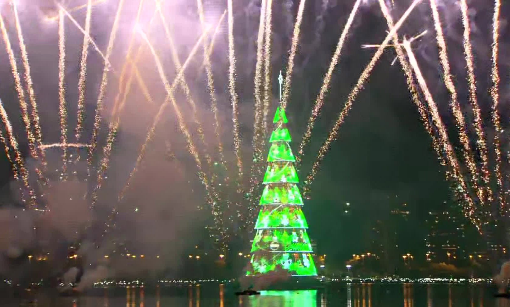 Antiga tradição na Lagoa, árvore de Natal flutuante volta ao Rio este ano, agora na Praia de Botafogo