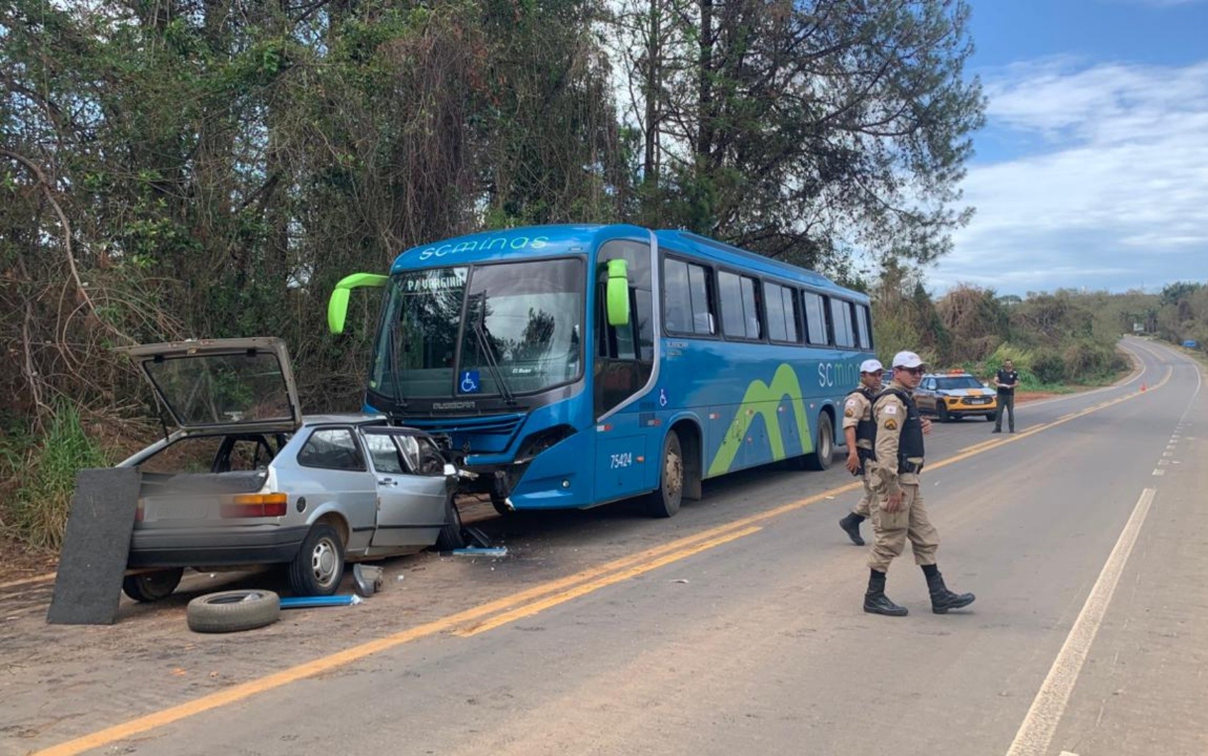 Batida frontal entre carro e ônibus deixa jovem morto na MG-184, em Carmo do Rio Claro, MG