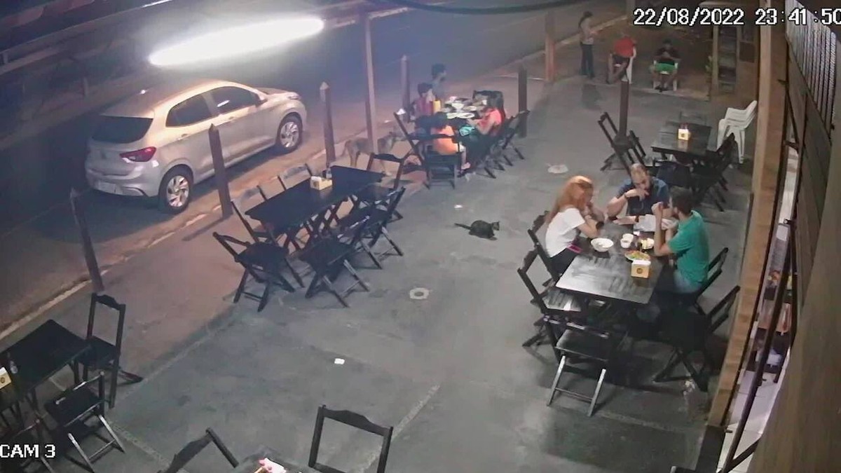 vídeo motorista é arremessado de carro para dentro de restaurante em