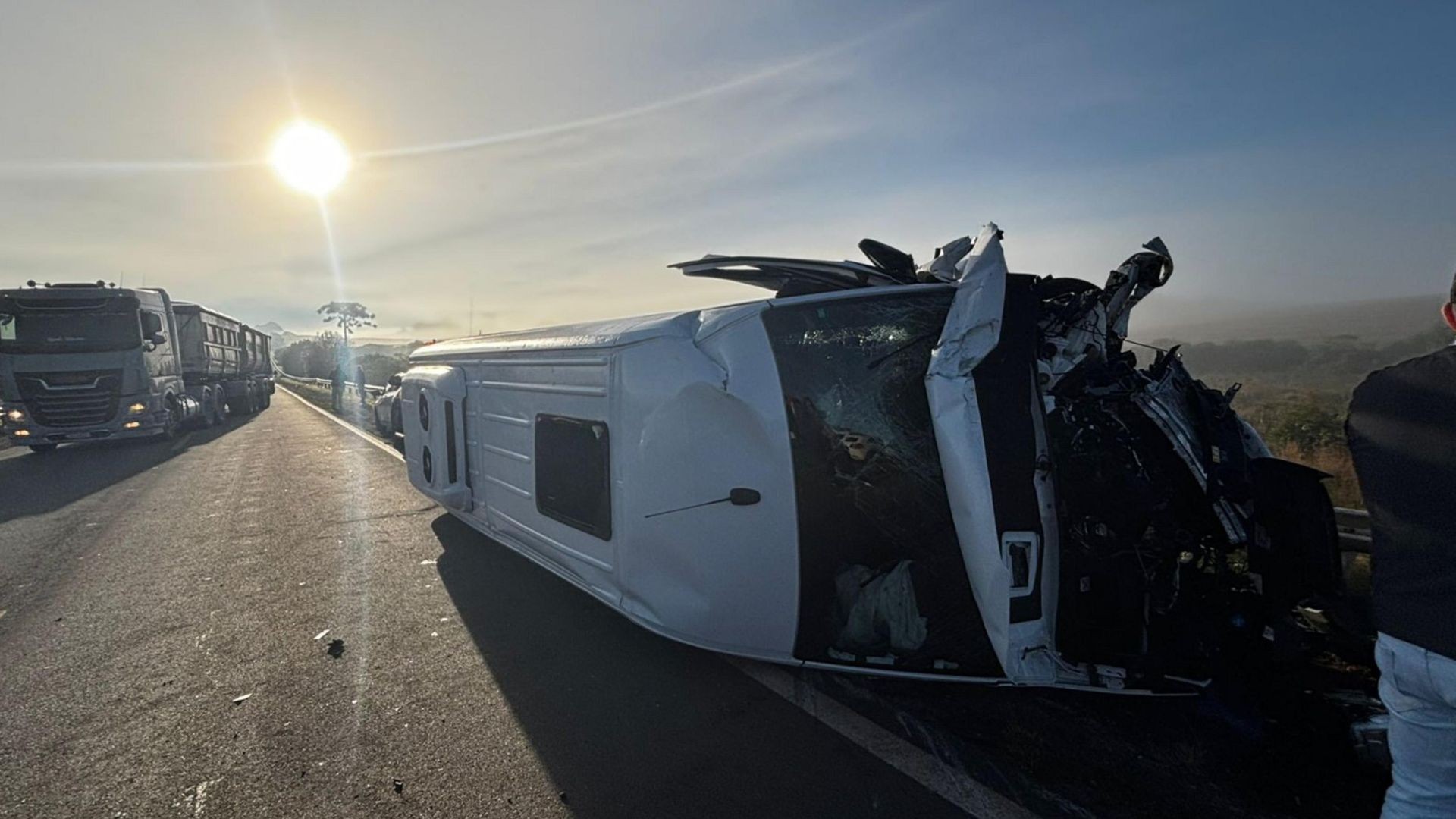 Acidente entre carro e van de prefeitura deixa 11 feridos na BR-285 no RS