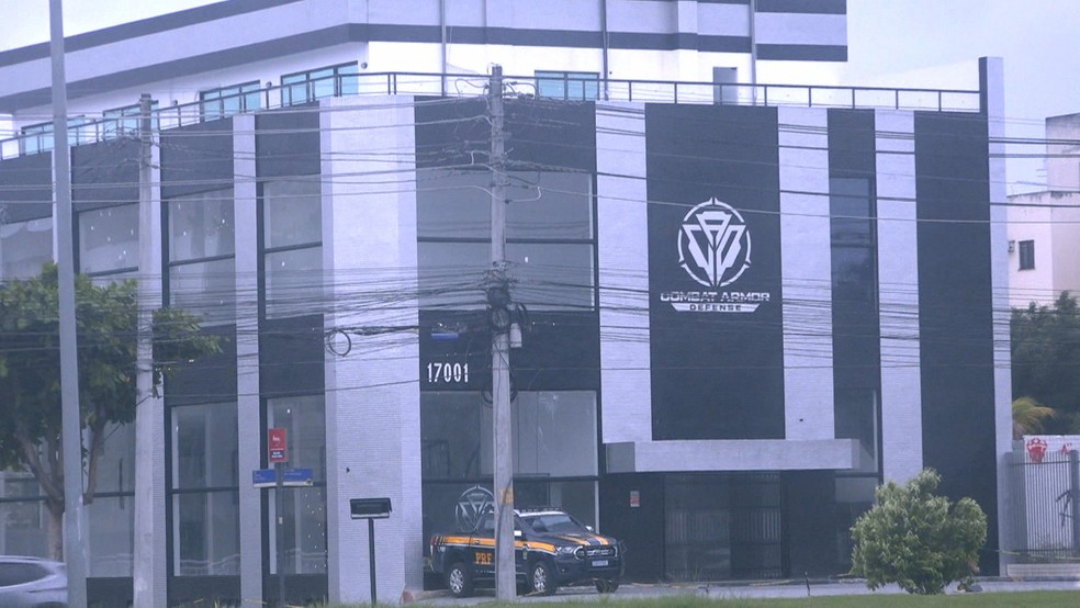 TV Globo flagrou viatura da PRF na porta da empresa Combat por vários dias — Foto: Reprodução/TV Globo