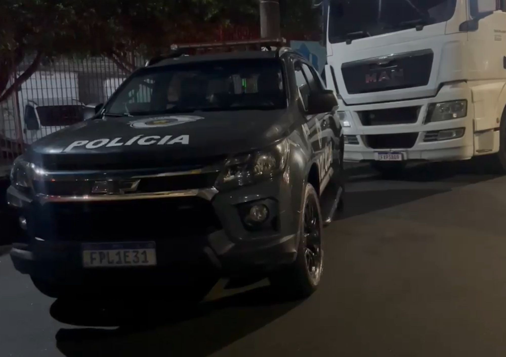 Homem é preso pela PM com caminhão roubado após motorista ser sequestrado no litoral de SP