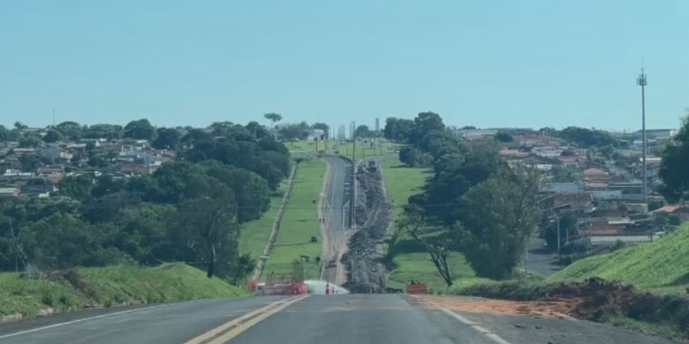2 de 3
Especialista vai avaliar condi&ccedil;&otilde;es estruturais do asfalto, a sinaliza&ccedil;&atilde;o, as pontes e o sistema de drenagem da BR-153 &mdash; Foto: TV TEM