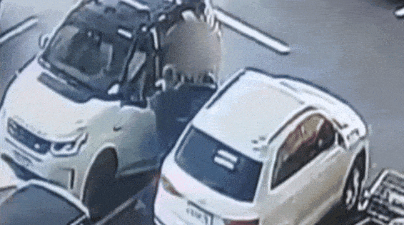 VÍDEO: câmera de segurança registra momento em que ladrões que sequestraram mulher em supermercado abandonam carro