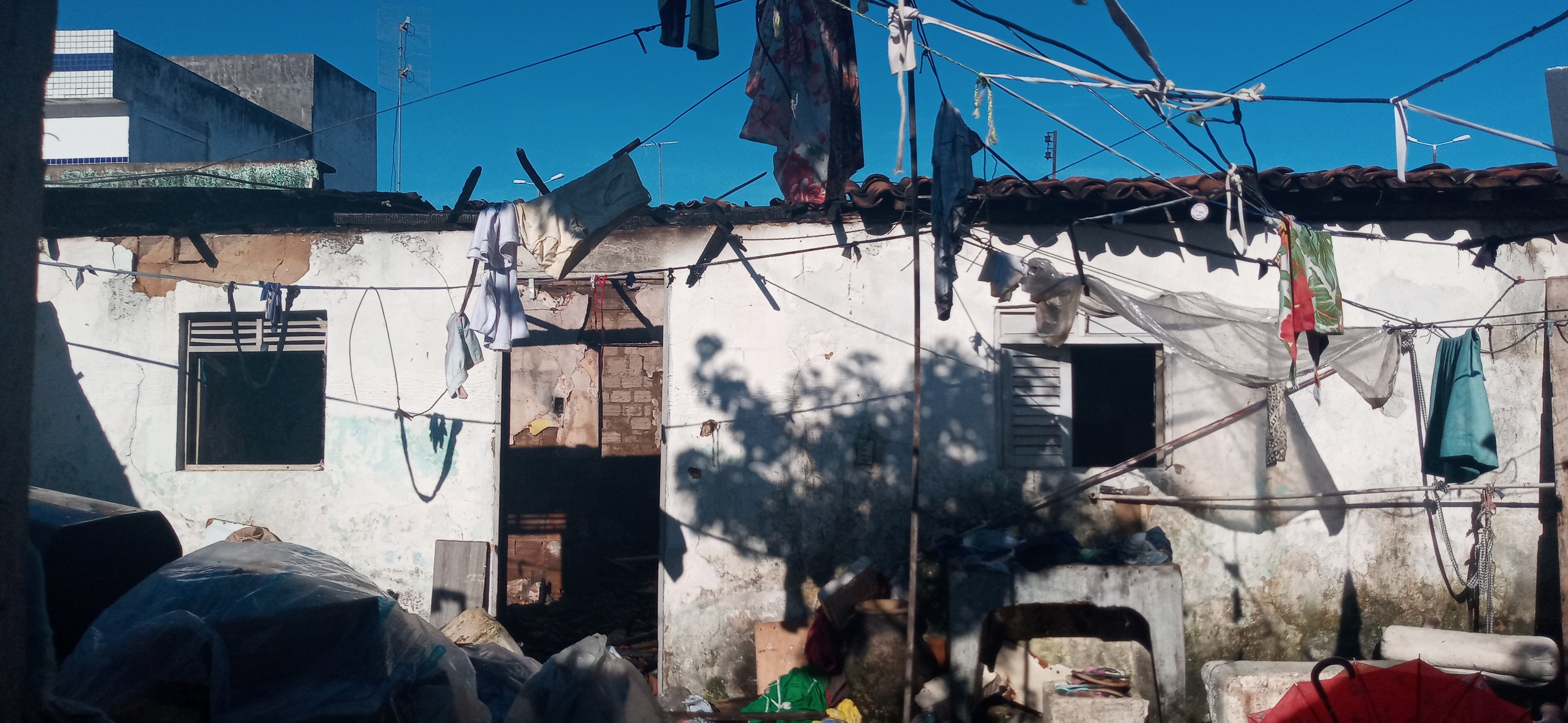 Incêndio destrói telhado de residência e deixa idosa ferida, no Rangel, em João Pessoa