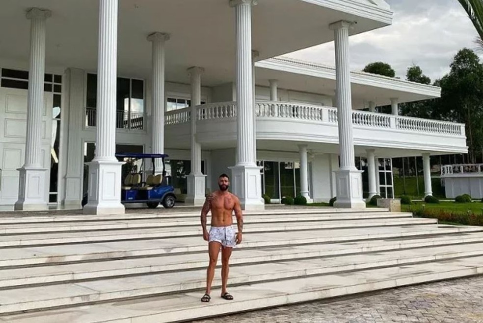 Gusttavo Lima na frente de sua mansão, em Goiás — Foto: Reprodução/ Redes sociais