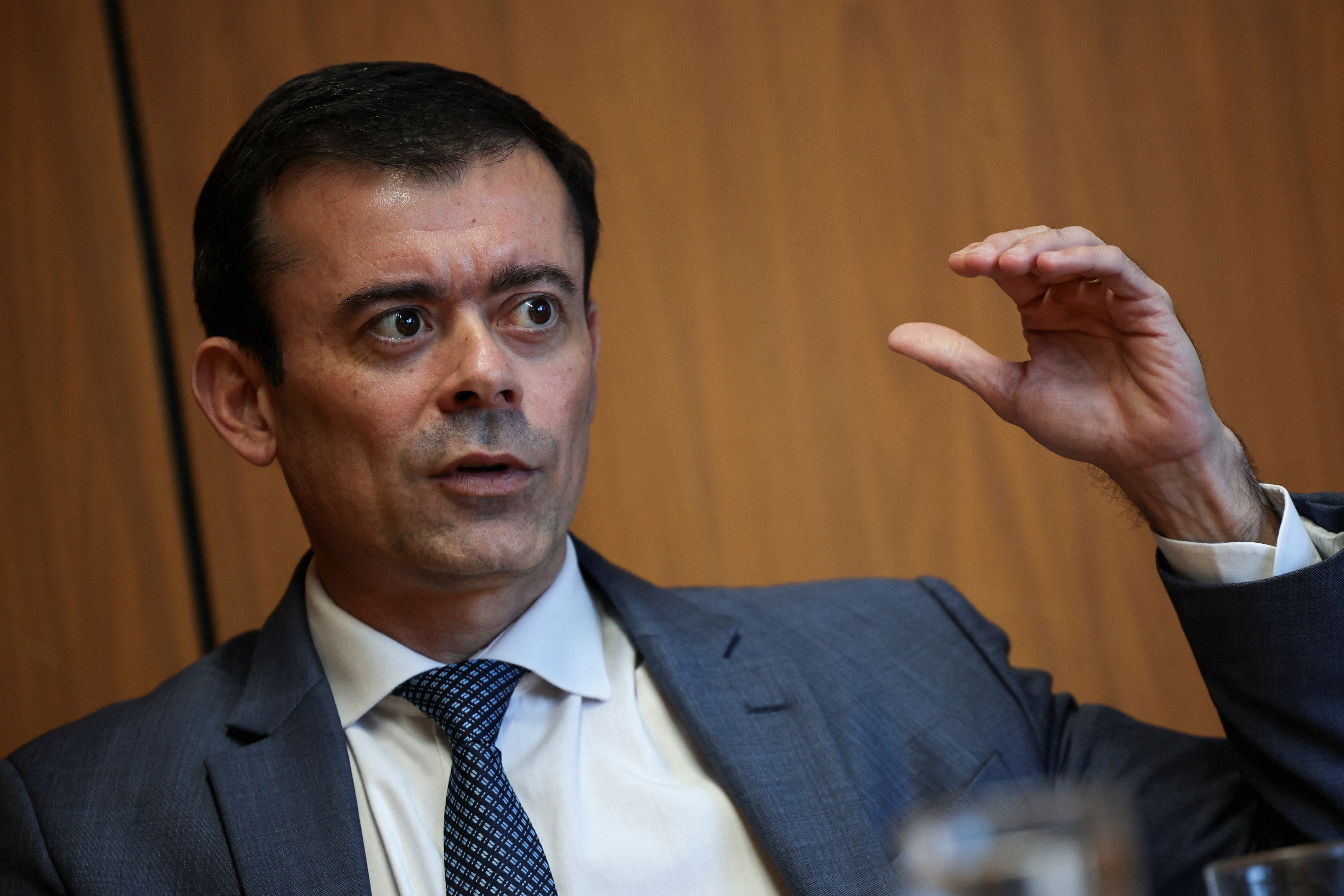 Governo vai encerrar subsídios a combustíveis se petróleo estabilizar perto de US$ 80, diz Ceron