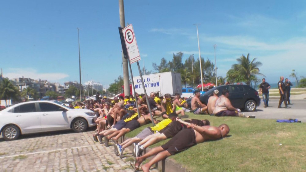 Torcedores do Peñarol detidos pela Polícia Militar do Rio de Janeiro — Foto: Reprodução/ TV Globo