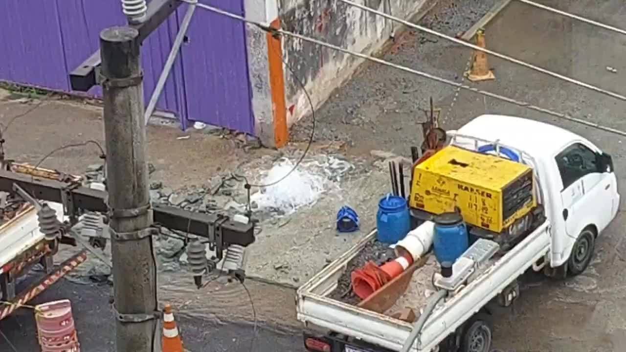 Água fica jorrando do chão por horas após cano da Sabesp ser perfurado durante obras da Linha 6-Laranja do Metrô em SP