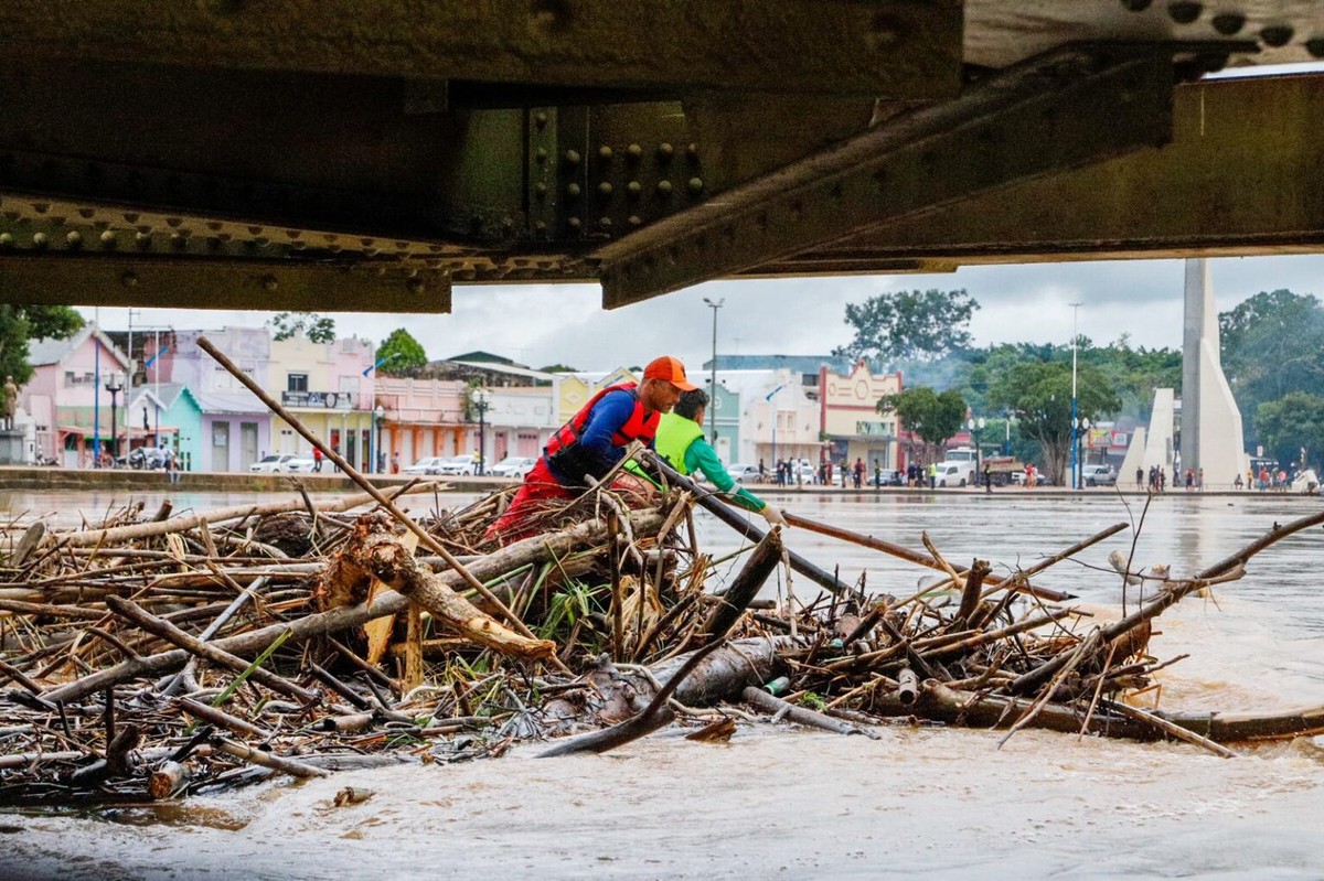 Com Rio Acre perto dos 17 metros, equipes retiram balseiros da