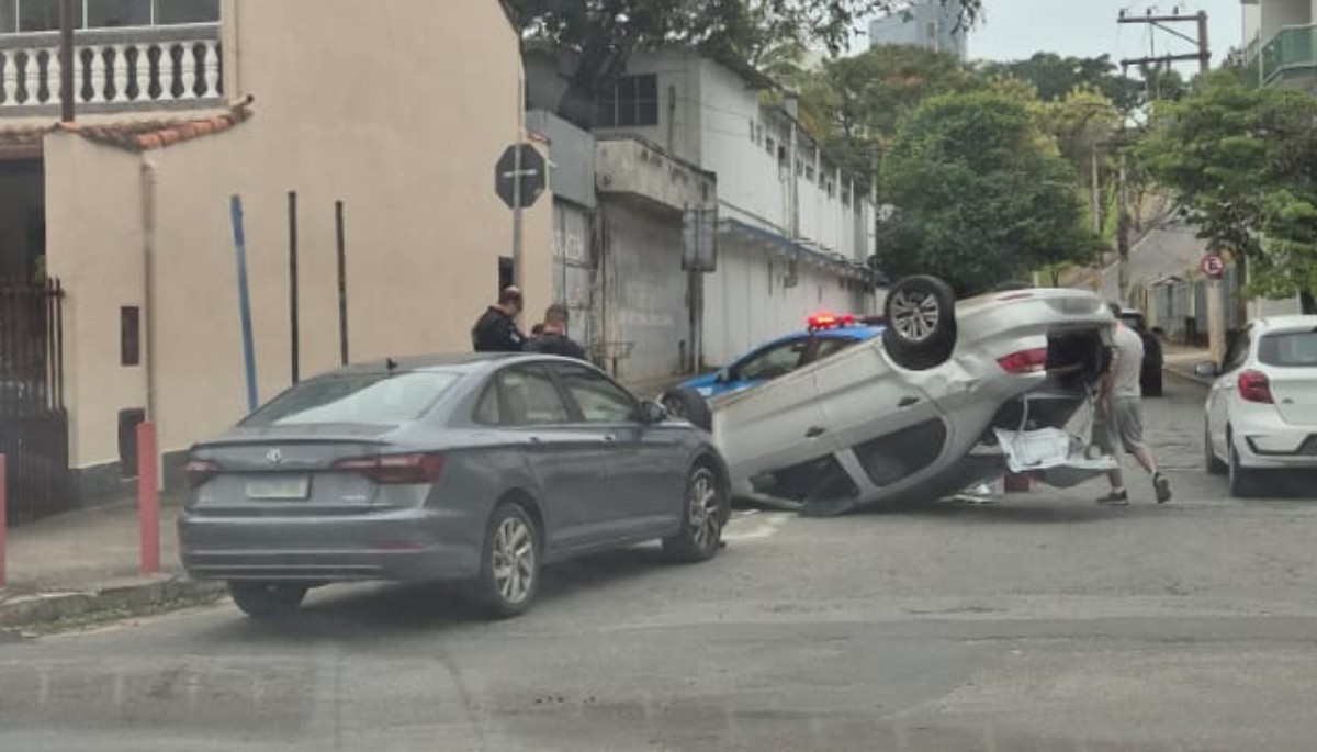 Acidente em cruzamento provoca capotamento e deixa mulher ferida em Volta Redonda
