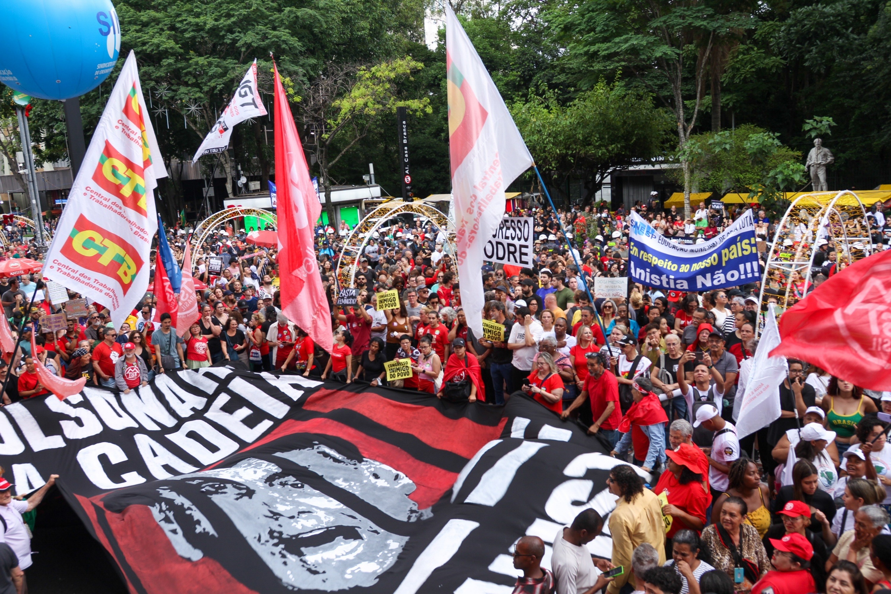 Manifestantes protestam contra o PL da Dosimetria na Avenida Paulista