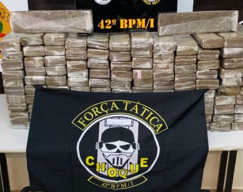 Dupla é presa com mais de 120 tabletes de maconha em carro, em Santo Anastácio (SP) — Foto: Polícia Militar