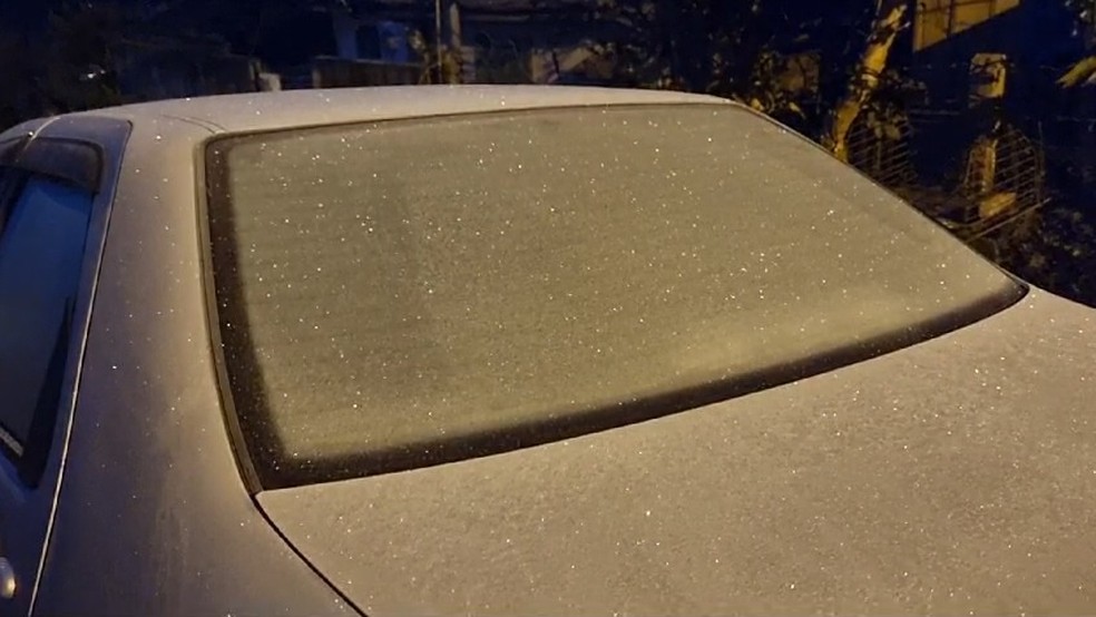 Geada cobre carro em Santa Maria — Foto: RBS TV/Reprodução